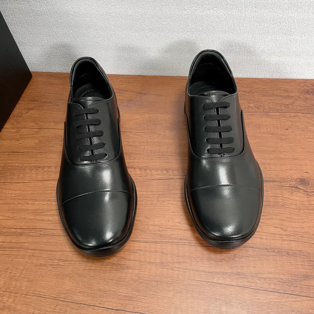 💰720 Code: YS003342 Prada/Prada men's new leather sneakers. This sneaker is made of imported calf leather, with a two-jointed Oxford shoe upper design, inspired by classic aesthetic concepts. Equipped with 3.5cm iconic red label lightweight elastic rubber soles, fabric and cowhide mixed lining, and silk-printed logo cowhide foot pads. The style is versatile and durable, comfortable and breathable, and comes with a full set of original packaging dust bags! Code number: 39-40-41-42-43-44 standard leather shoe code (45 can be customized but returns and exchanges are not supported) Item number: 4E0770 black